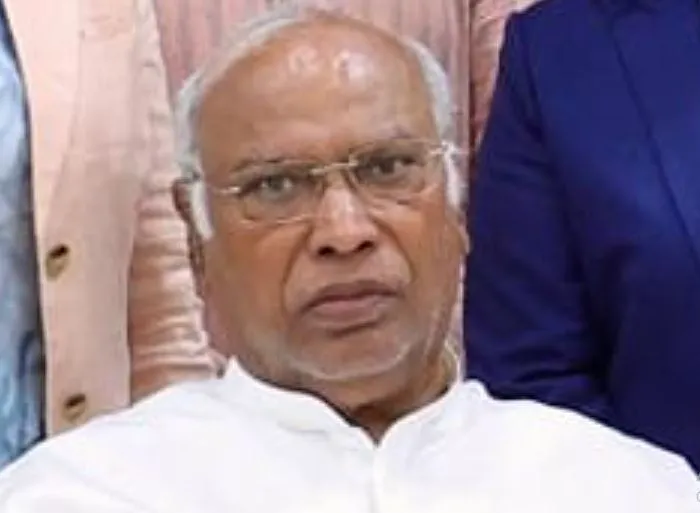 गरीबों और मध्यम वर्ग के साथ विश्वासघात किया गया: खरगे