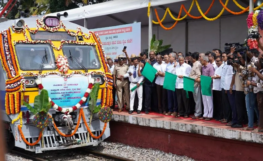 वी सोमन्ना ने तुमकूरु-यशवंतपुर एमईएमयू ट्रेन को हरी झंडी दिखाई