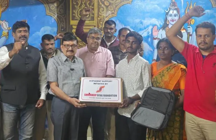 श्रीदीप सेवा फाउण्डेशन ने प्रतिभावान विद्यार्थी को नया लैपटॉप भेंट किया