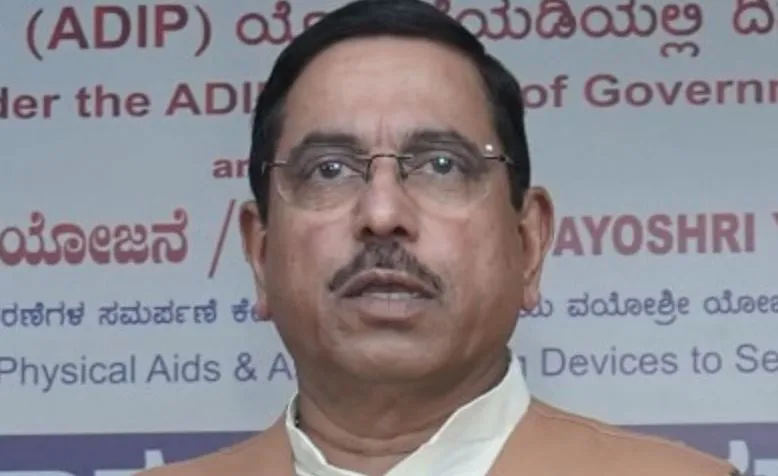 रेवन्ना के मामले पर प्रह्लाद जोशी ने कहा- 'जो अपराध करता है, उसे दंडित किया जाना चाहिए'