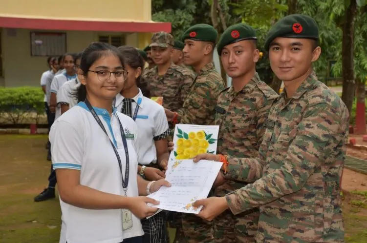 स्कूली बच्चों ने बनासवाड़ी सैन्य छावनी में सैनिकों के साथ रक्षाबंधन मनाया