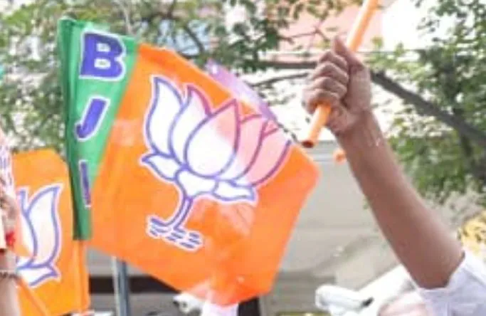 कर्नाटक: भाजपा ने सड़कों की खराब हालत को लेकर विरोध प्रदर्शन किया