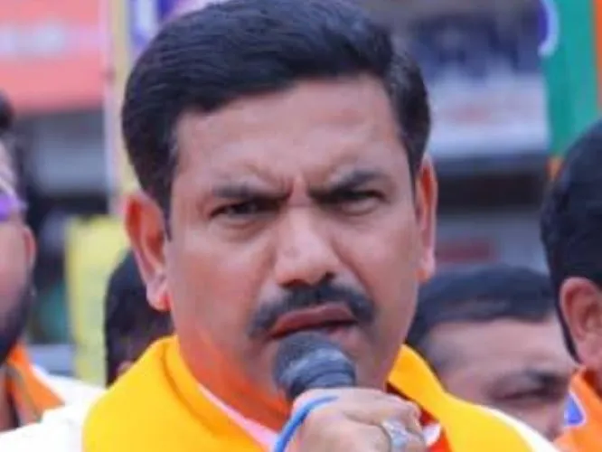 गड्ढों की समस्या: विजयेंद्र येडीयुरप्पा बोले- 'ध्यान भटकाने के बजाय ज़िम्मेदारी लें डीके शिवकुमार'