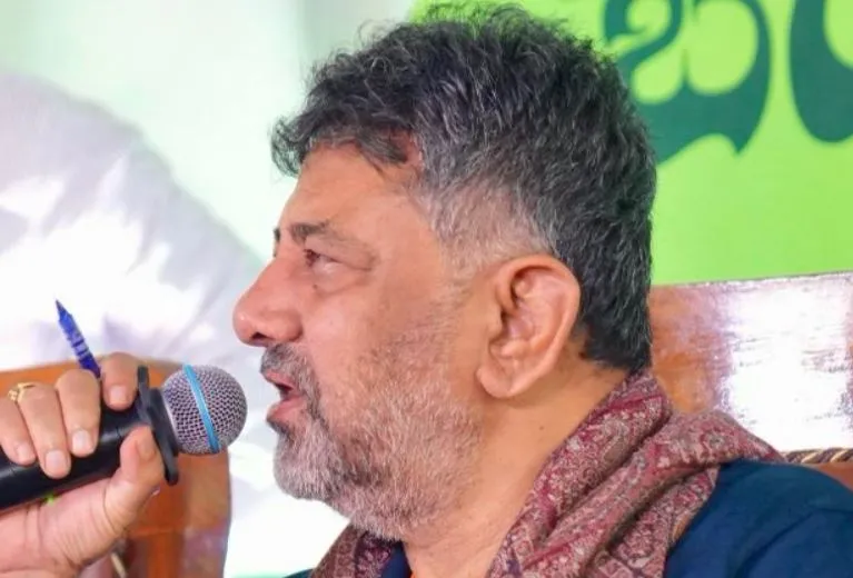 डीके शिवकुमार ने टनल रोड परियोजना का विरोध करने पर तेजस्वी सूर्या की आलोचना की