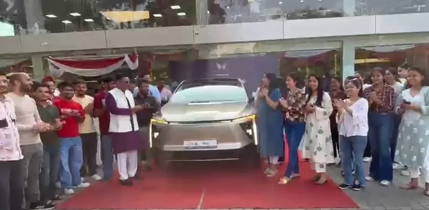 दिलदार बॉस ने दीपावली पर अपने कर्मचारियों को तोहफे में दे दीं 51 कारें!