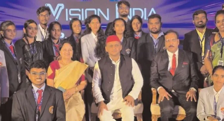 जो विज़न लेकर चलते हैं, वे आगे देखते हैं: अखिलेश यादव