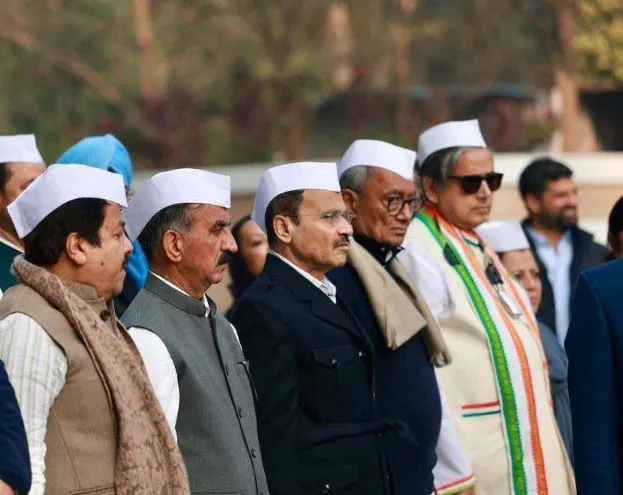 मोदी की तारीफ के बाद दिग्विजय को मिला कांग्रेस के इस नेता का समर्थन