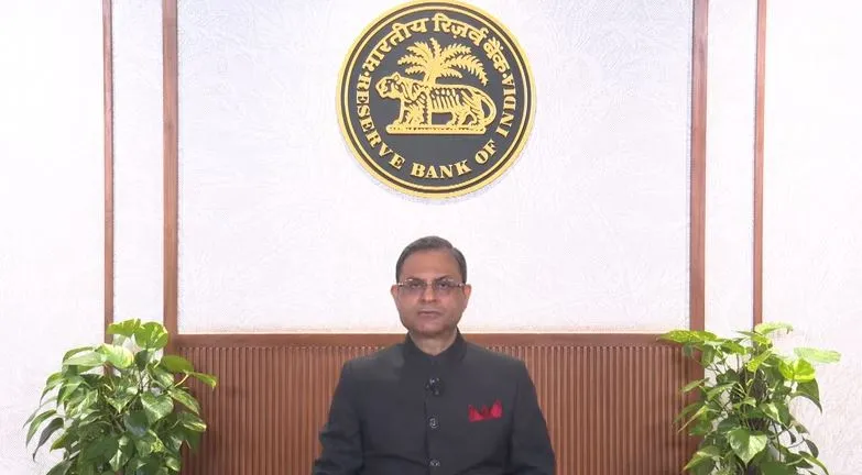 आरबीआई ने नीतिगत ब्याज दर में 25 आधार अंकों की कटौती की