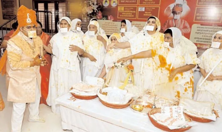 'केसर लगाकर मुमुक्षु लवेश सिंघवी 'संयम पथ' पर आरोहण करने के लिए तैयार'