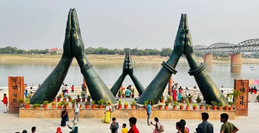 हाथ जोड़कर अपनी ओर आकर्षित करता है 'नमो घाट'