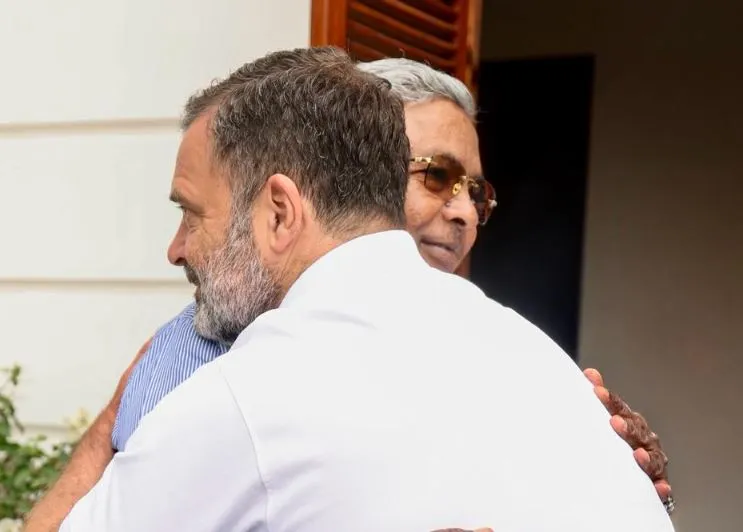 मुख्यमंत्री पद से इस्तीफ़ा देने के एक दिन बाद सिद्दरामय्या दिल्ली में राहुल गांधी से मिले