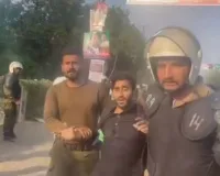 पाकिस्तान: इमरान को गिरफ्तार करने आई पुलिस तो समर्थकों ने जमकर मचाया उत्पात