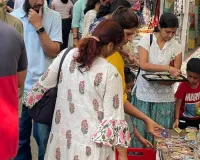 इंडियन आर्टिज़न बाज़ार की प्रदर्शनी व सेल में कला के रंगों ने मोहा मन