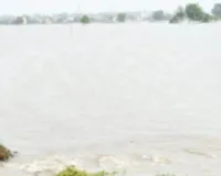 जम्मू जिले के अखनूर में भारी बारिश के कारण चिनाब नदी में बाढ़ जैसे हालात