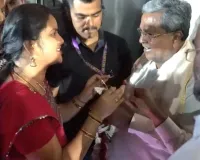 छात्रा ने सिद्दरामैया को मुफ्त बस टिकटों से बनी माला भेंट की