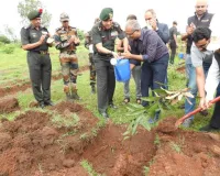पौधे लगाकर हरित भविष्य के निर्माण में योगदान दिया