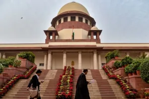उच्चतम न्यायालय ने समलैंगिक विवाह को मान्यता देने के अनुरोध वाली याचिकाओं को संविधान पीठ के पास भेजा