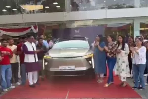 दिलदार बॉस ने दीपावली पर अपने कर्मचारियों को तोहफे में दे दीं 51 कारें!