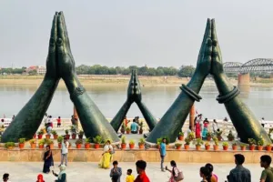हाथ जोड़कर अपनी ओर आकर्षित करता है 'नमो घाट'