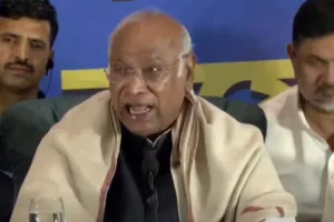 मल्लिकार्जुन खरगे ने कर्नाटक में 'फिलहाल' मुख्यमंत्री बदले जाने की संभावना से इन्कार किया