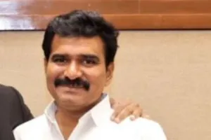 तमिलनाडु के मंत्री निर्मल कुमार ने नवजातों को सोने की अंगूठियां भेंट कीं