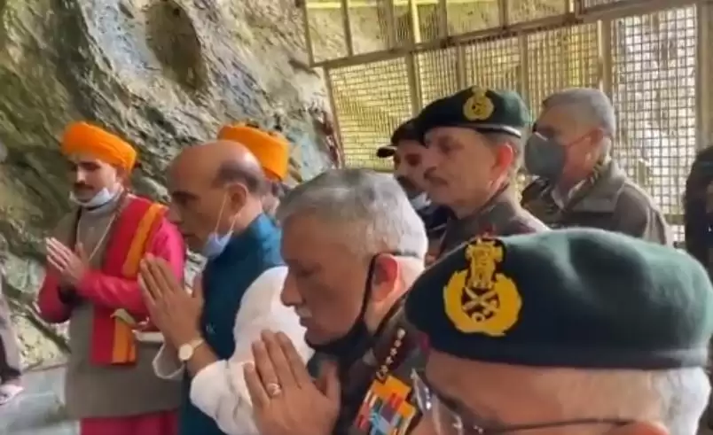 राजनाथ सिंह ने अमरनाथ गुफा मंदिर के दर्शन किए