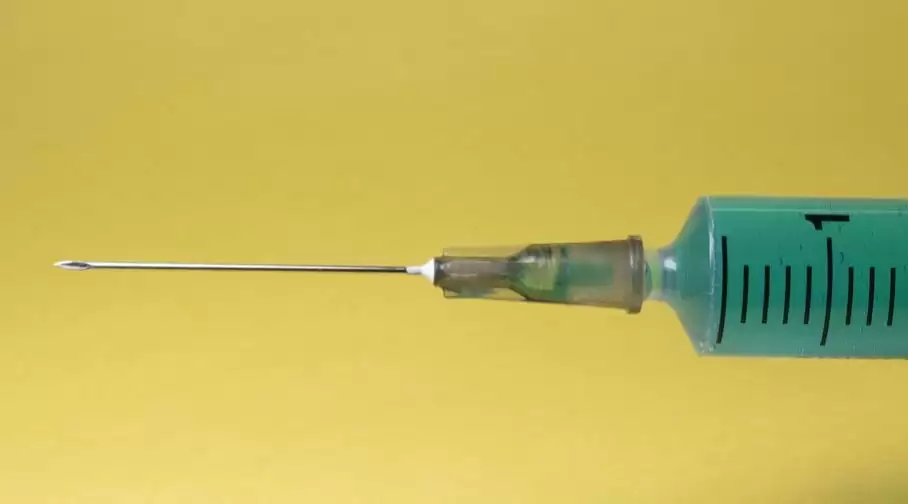 कर्नाटक: मंत्री द्वारा घर पर ही कोरोना वैक्सीन लगवाने के मामले में केंद्र ने मांगी रिपोर्ट