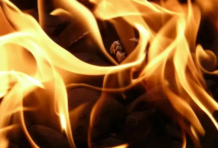 महाराष्ट्र: सैनिटाइजर निर्माता कारखाने में लगी आग, दमकल की 6 गाड़ियां बुझाने में जुटीं