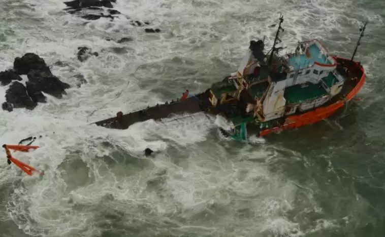 चक्रवात ताउते: नौसेना ने तूफान में फंसे बजरे पर सवार 146 लोगों को बचाया, अन्य की तलाश जारी