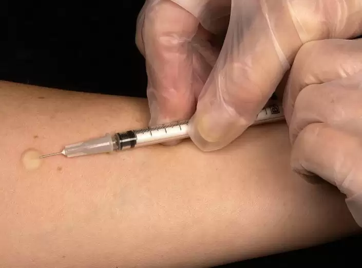 वैक्सीन की कमी: टीकाकरण केंद्रों से खाली हाथ लौट रहे लोग, गिना रहे पोर्टल की खामियां