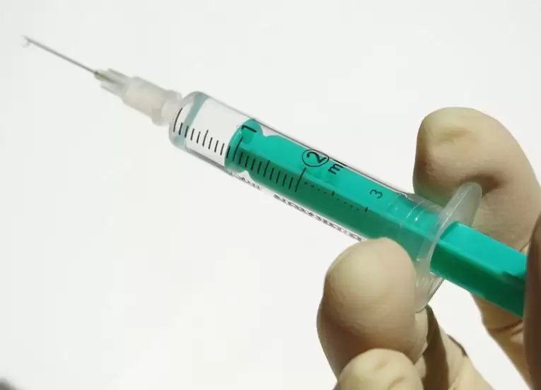 टीकाकरण से काबू में आ रहा संक्रमण? देश में 196 दिन में सबसे कम उपचाराधीन मरीज