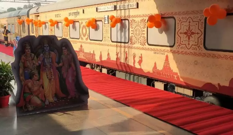 दीपावली की जगमग के बीच रामभक्तों को लेकर रवाना हुई 'श्री रामायण यात्रा' ट्रेन