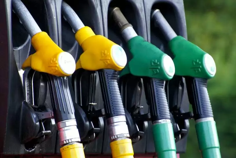 कर्नाटक, सिक्किम, मणिपुर ने पेट्रोल और डीजल पर वैट में 7 रुपए की कटौती की