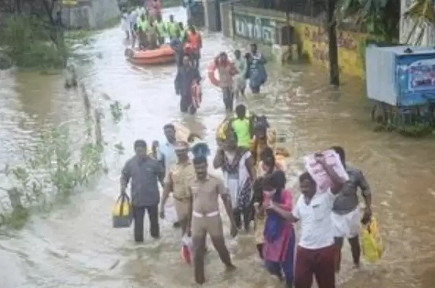 केरल में भारी बारिश, विभिन्न बांधों में जलस्तर बढ़ा, कई सड़कें जलमग्न