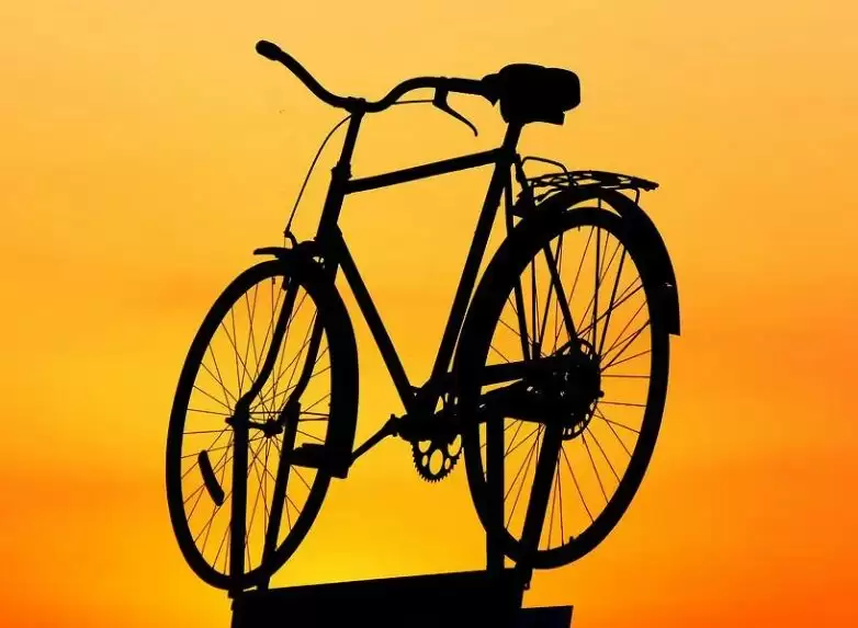 ओडिशा: इलेक्ट्रीशियन ने बनाई साइकिल, धूप से चार्ज करें और चलाएं!