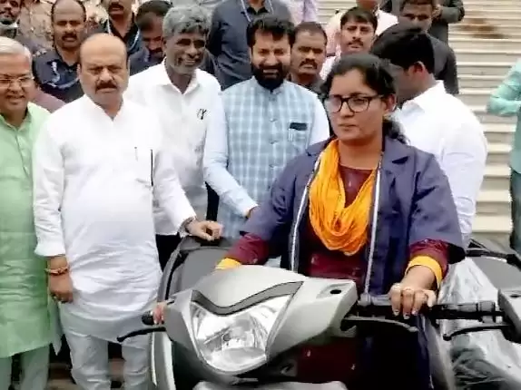 कर्नाटकः मुख्यमंत्री ने सफाई कर्मचारियों को बांटे इलेक्ट्रिक दो-पहिया वाहन