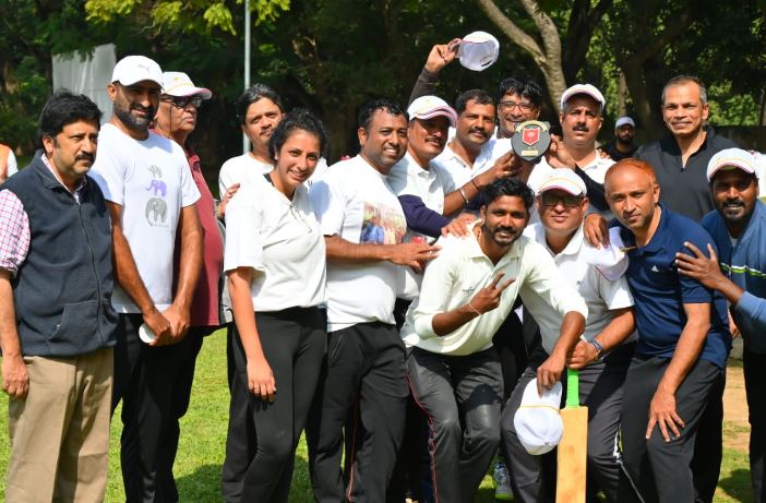 बेंगलूरु: सेना और मीडिया टीमों के बीच दोस्ताना क्रिकेट मैच खेला गया