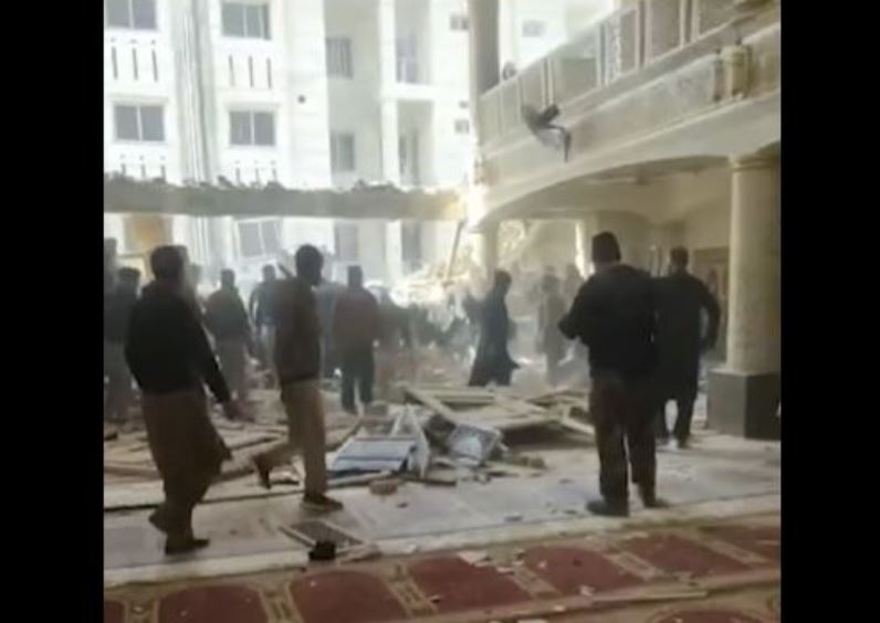 पेशावर: मस्जिद धमाके में 83 लोगों की मौत, कई लोग अब तक मलबे में दबे हुए
