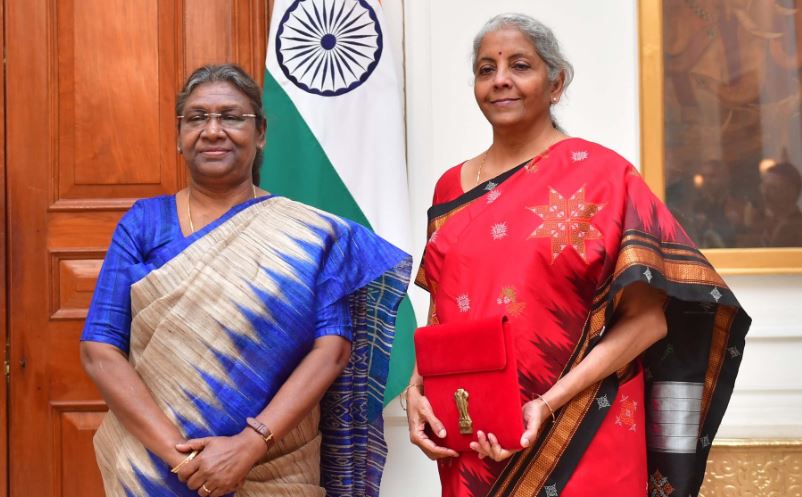 वित्त मंत्री निर्मला सीतारमण ने बजट पेश करने से पहले राष्ट्रपति से मुलाकात की
