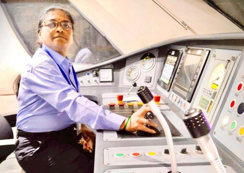 एशिया की पहली महिला लोको पायलट सुरेखा यादव ने 'वंदे भारत एक्सप्रेस' का संचालन किया