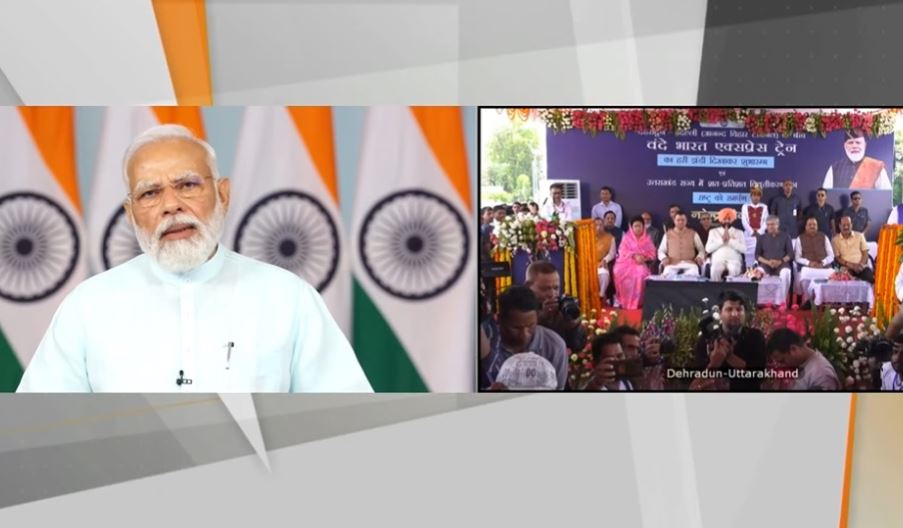 प्रधानमंत्री मोदी ने दिल्ली-देहरादून वंदे भारत एक्सप्रेस को दिखाई हरी झंडी