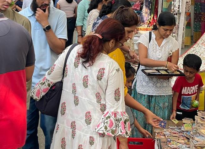 इंडियन आर्टिज़न बाज़ार की प्रदर्शनी व सेल में कला के रंगों ने मोहा मन