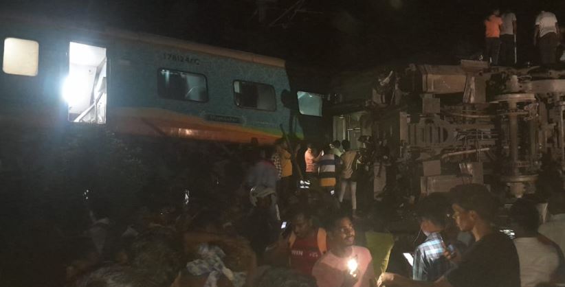 ओडिशा के बालासोर में कोरोमंडल एक्सप्रेस पटरी से उतरी, 50 लोगों की मौत, 350 घायल