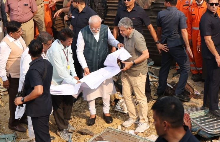 प्रधानमंत्री मोदी ने ट्रेन दुर्घटना स्थल का निरीक्षण किया, स्थिति का जायजा लिया