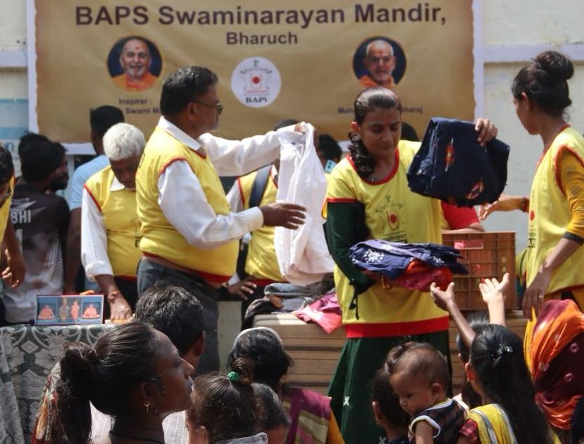 बीएपीएस स्वामीनारायण संस्था ने भारी बारिश से पीड़ितों की ओर बढ़ाया मदद का हाथ