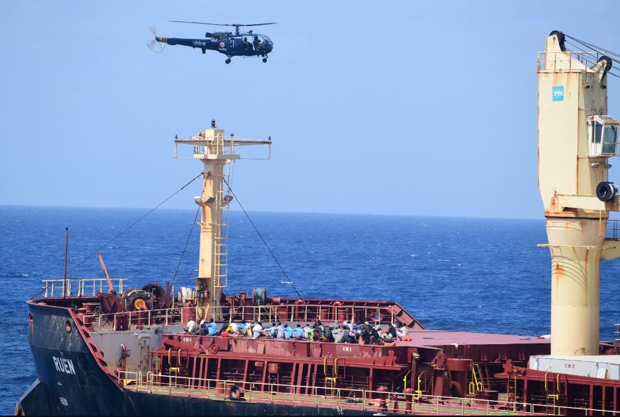 भारतीय नौसेना का शौर्य: 35 समुद्री डाकुओं को घुटने टेकने के लिए किया मजबूर, बंधक जहाज आजाद