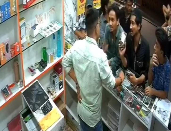 'अज़ान' विवाद? बेंगलूरु में युवकों के समूह ने दुकानदार को पीटा