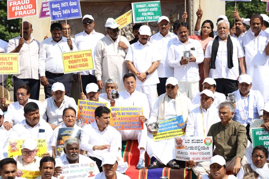 कर्नाटक को सूखा राहत जल्द जारी करने की मांग, सिद्दरामैया और कांग्रेस नेताओं ने धरना दिया
