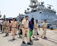 भारतीय नौसेना से भिड़ंत पड़ी महंगी, पुलिस को सौंपे गए 9 समुद्री डाकू 