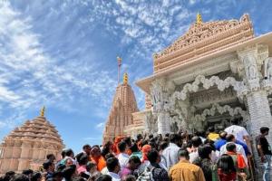 अबू धाबी के बीएपीएस हिंदू मंदिर में उमड़े श्रद्धालु